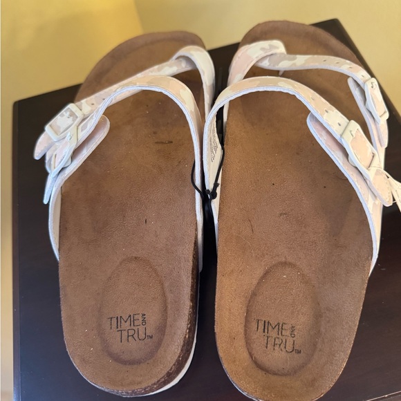 Time and Tru Asymmetric Strap Cushion Sandals In Pink Camo NWT Size 8 - Picture 4 of 7